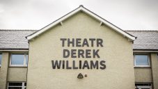 Arwydd Theatr Derek Williams