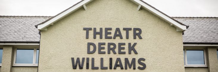 Arwydd Theatr Derek Williams